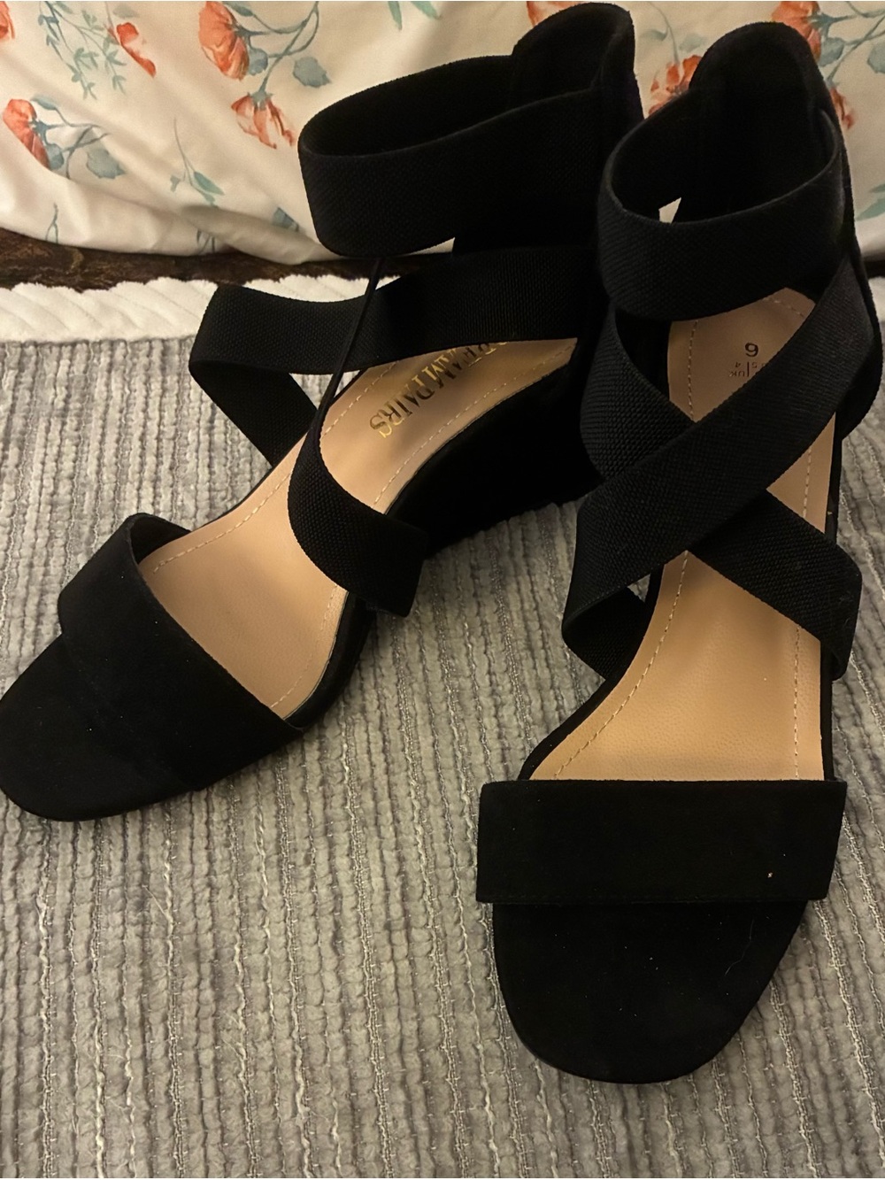 Very lightly worn dream pairs black strap, wedge, sandals women’s size 6